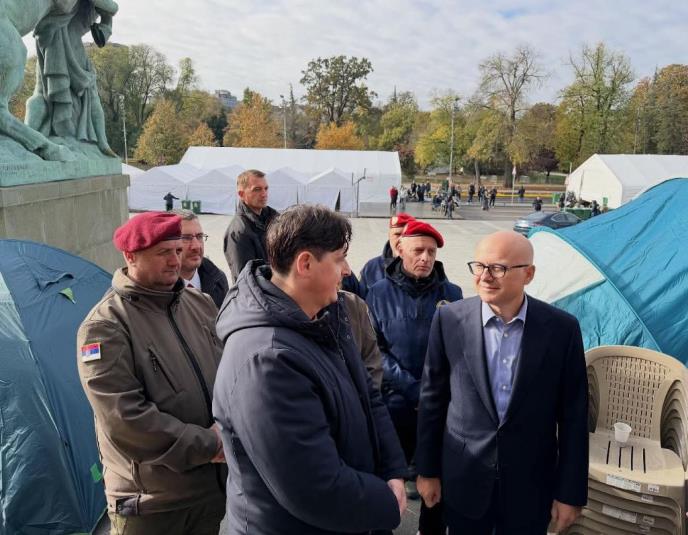 ВУЧЕВИЋ ОБИШАО МРДИЋА И ЗАМОЛИО ДА ПРЕКИНЕ ШТРАЈК ГЛАЂУ: Ово не представља политички чин, већ људски вапај за правдом