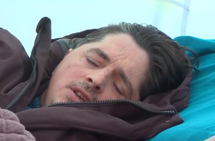 УГЉЕША МРДИЋ ЗАВРШИО У КОЛИМА ХИТНЕ ПОМОЋИ: Спустили га низ степенице до санитета, па га после указане помоћи вратили у шатор