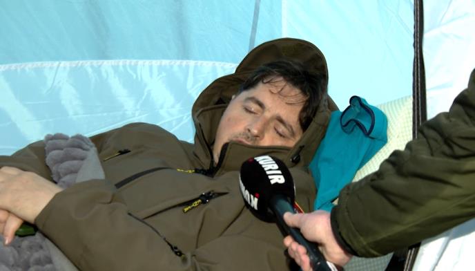 „БУДИМ СЕ ОД БОЛОВА И ХЛАДНОЋЕ“ , Мрдић ексклузивно за Курир након што му је позлило: „Настављам да штрајкујем глађу, за ово се вреди борити“
