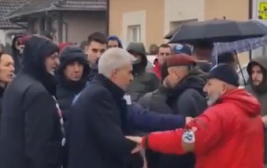 БЛОКАДЕРИ У МИОНИЦИ НАПАЛИ ШЕФА ОРГАНИЗАЦИЈЕ „ОКО“ И ЊЕГОВУ ЋЕРКУ! Псовке, претње, а ЦРТА повлачи своје посматраче