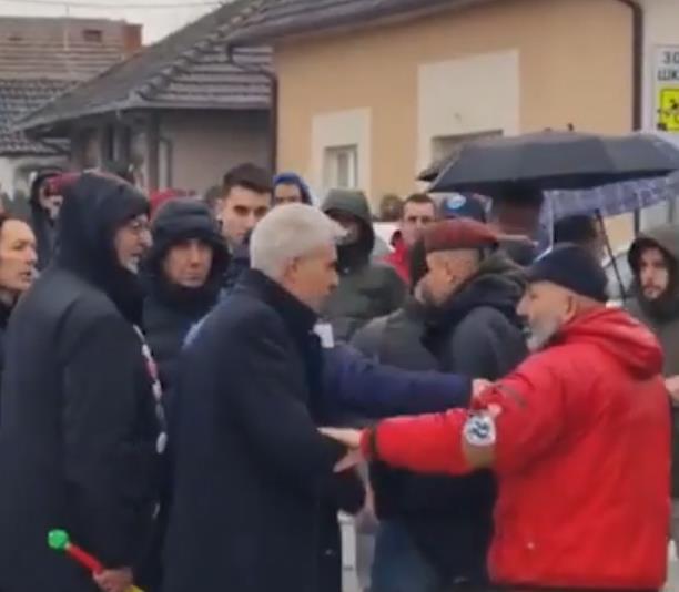 БЛОКАДЕРИ У МИОНИЦИ НАПАЛИ ШЕФА ОРГАНИЗАЦИЈЕ „ОКО“ И ЊЕГОВУ ЋЕРКУ! Псовке, претње, а ЦРТА повлачи своје посматраче