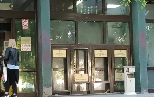 Пресуђена накнада штете породици настрадалог приликом пада надстрешнице