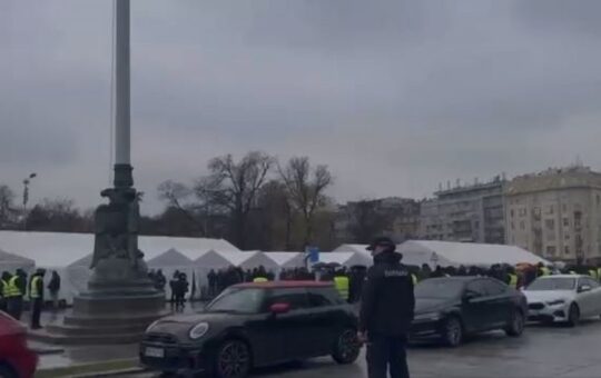 БЛОКАДЕРИ БЕЗ ИКАКВИХ ПРОБЛЕМА УШЛИ У СКУПШТИНУ: Народ им поручио да су лопови!
