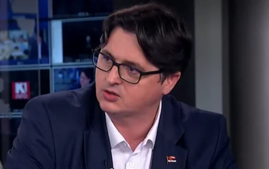 ЗАШТО ТУЖИЛАЦ НЕНАДИЋ ПОДРЖАВА ОНЕ КОЈИ ПОЗИВАЈУ НА УБИСТВО ПРЕДСЕДНИКА? Мрдић о скандалозним претњама блокадера: Поручују му да су му дани одбројани, тужилаштво НЕ РЕАГУЈЕ