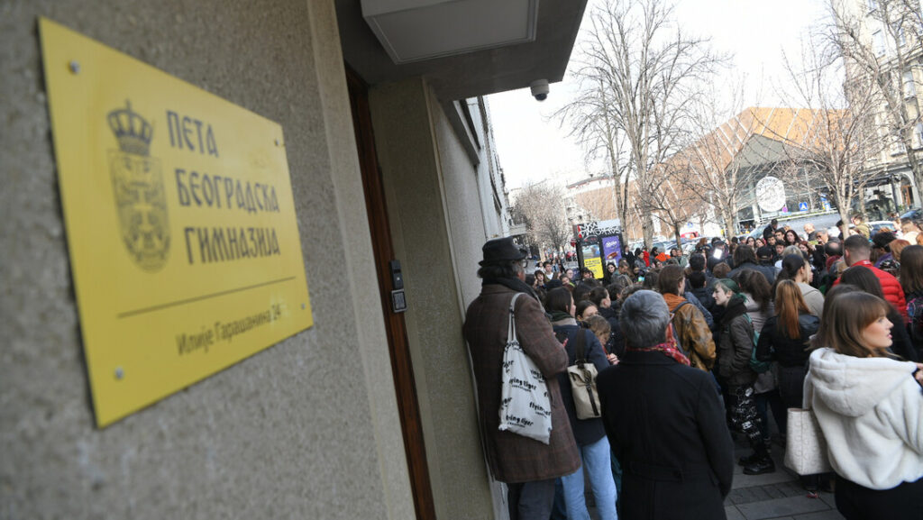 ПОВРАТАК ЂАКА У ПЕТУ БЕОГРАДСКУ ГИМНАЗИЈУ: Министарство просвете хитно реагује