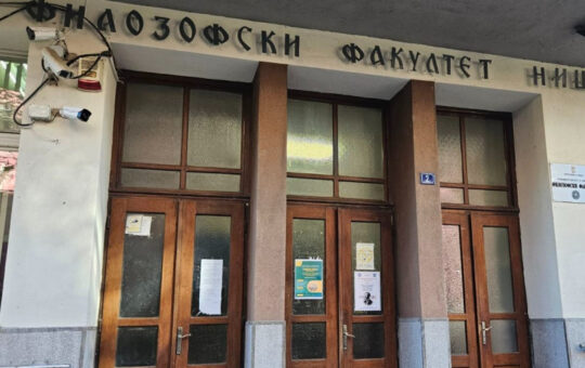 Управа Филозофског факултета у Нишу прогања наставнике који поштују одлуку Владе Србије