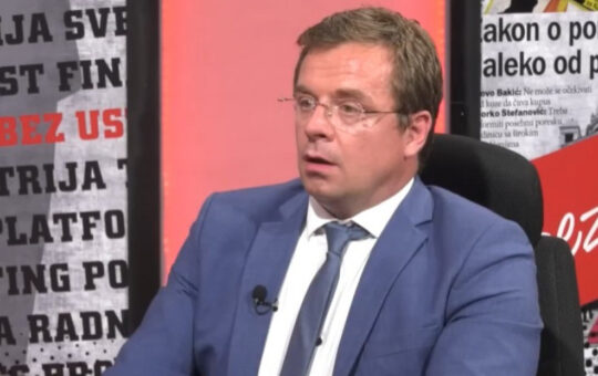 Блокадери прете идеолошким преваспитавањем: Стојковић каже да ће Срби „признати геноцид“