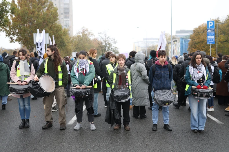 Протестна шетња студената у блокади, блокиран кружни ток код Општине Нови Београд