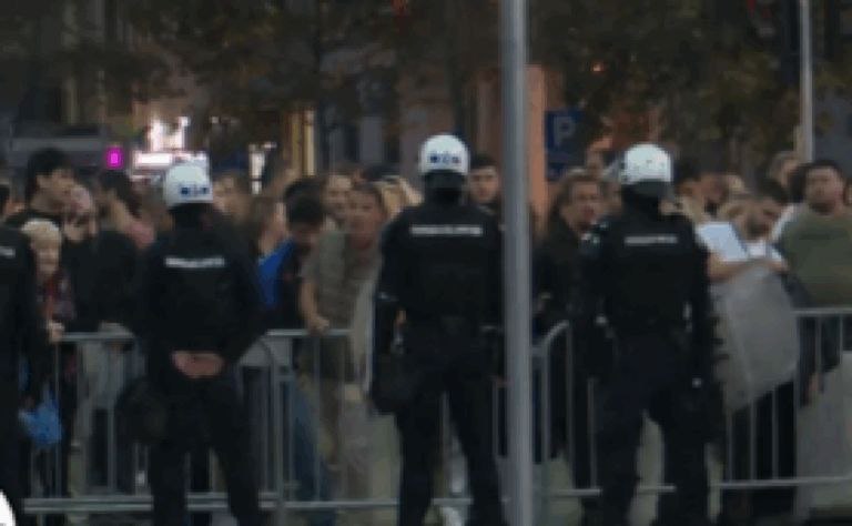 ХИТНО! ОГЛАСИО СЕ МУП: Запаљен шатор, повређен полицајац