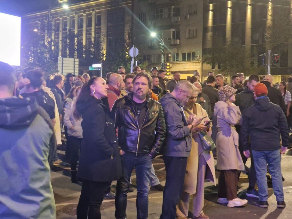 ВОЂА БЛОКАДЕ ПЕТЕ БЕОГРАДСКЕ ГИМНАЗИЈЕ НА ИКСУ: „КОСОВО НИЈЕ СРЦЕ СРБИЈЕ“ , УЗ ВУЛГАРНО ПОНИЖАВАЊЕ СРБИЈЕ