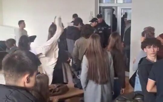 УПРАВА ЈОВИНЕ ГИМНАЗИЈЕ ПОЗВАЛА ПОЛИЦИЈУ ТОКОМ ЗАКАЗАНЕ СЕДНИЦЕ УЧЕНИЧКОГ ПАРЛАМЕНТА ( видео )