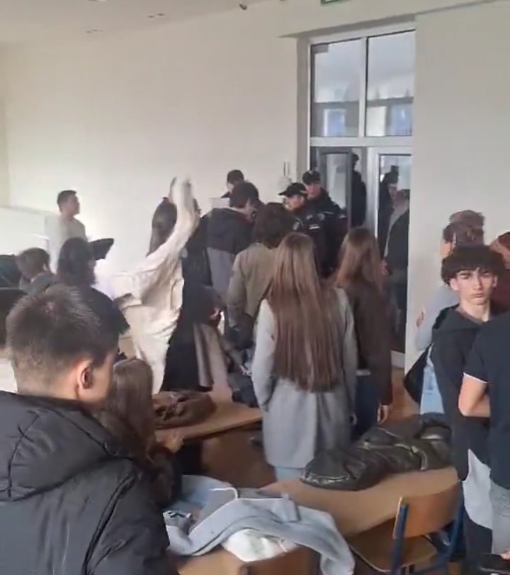 УПРАВА ЈОВИНЕ ГИМНАЗИЈЕ ПОЗВАЛА ПОЛИЦИЈУ ТОКОМ ЗАКАЗАНЕ СЕДНИЦЕ УЧЕНИЧКОГ ПАРЛАМЕНТА ( видео )