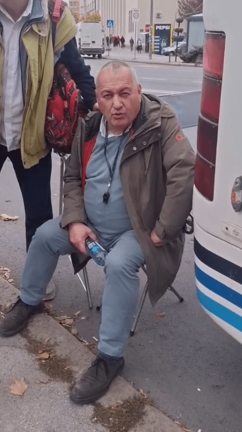 СРЂАН МИЛИВОЈЕВИЋ СЕ ВЕЗАО ЗА АУТОБУС У НОВОМ САДУ, ДАО КРАТКУ ИЗЈАВУ ( видео )