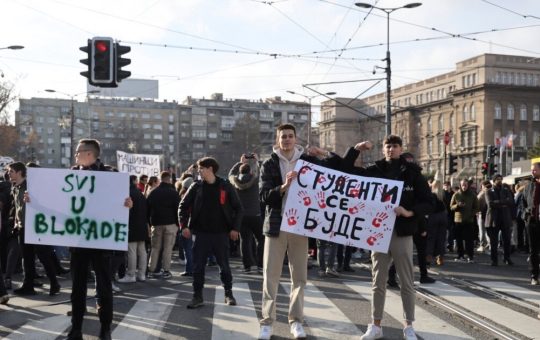 ГОДИНУ ДАНА КАСНИЈЕ СТУДЕНТИ ПОНАВЉАЈУ ИСТИ МОДЕЛ: Нове блокаде, нове гужве, грађани поново таоци