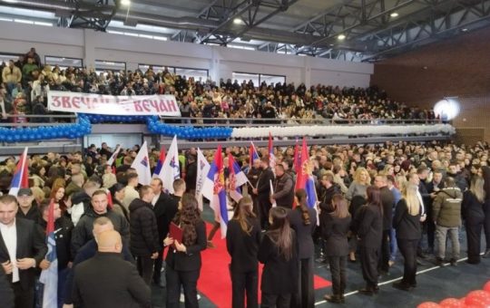 СВЕ СПРЕМНО ЗА МИТИНГ СРПСКЕ ЛИСТЕ: Хала спортова у Косовској Митровици у бојама српске тробојке