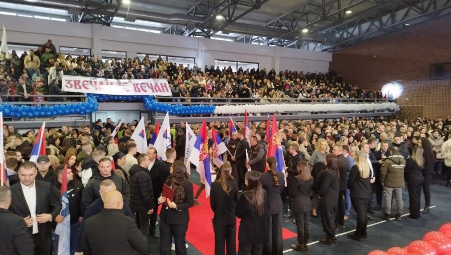 СВЕ СПРЕМНО ЗА МИТИНГ СРПСКЕ ЛИСТЕ: Хала спортова у Косовској Митровици у бојама српске тробојке