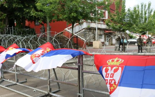 Графити на зидовима и изломљен намештај: Албанска заоставштина у згради Општине Звечан