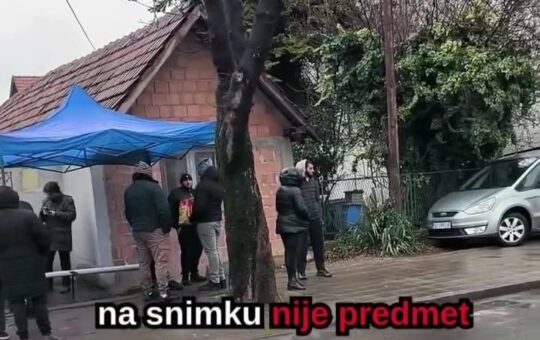 СКАНДАЛ У ОБРЕНОВЦУ: Извршитељ избацује породицу са бебом због куће коју су поплаве одавно збрисале