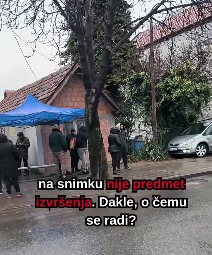 СКАНДАЛ У ОБРЕНОВЦУ: Извршитељ избацује породицу са бебом због куће коју су поплаве одавно збрисале