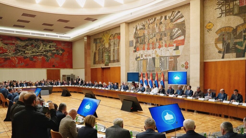 Влада Србије донела закључак од пет тачака, међу њима и обавезни војни рок