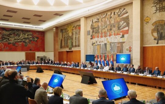 Влада Србије донела закључак од пет тачака, међу њима и обавезни војни рок