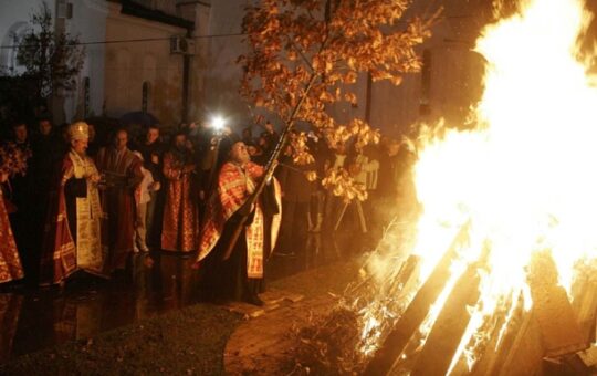 ГРАЧАНИЦА У СВЕТЛУ БАДЊАКА: Ево како Срби славе празник вере и заједништва