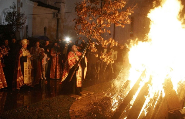 ГРАЧАНИЦА У СВЕТЛУ БАДЊАКА: Ево како Срби славе празник вере и заједништва