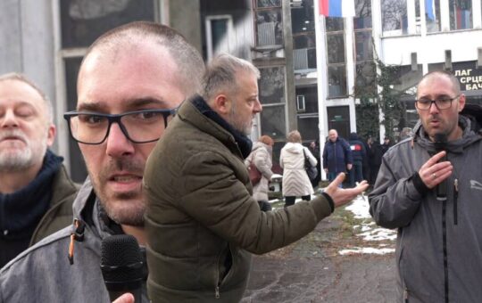 Ђиласови одборници испред Општине Кула