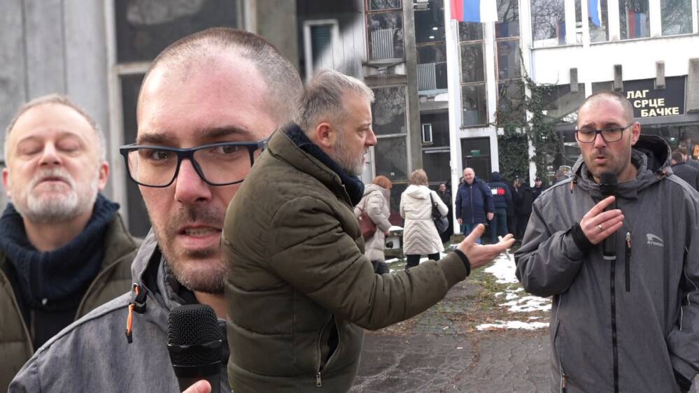 Ђиласови одборници испред Општине Кула