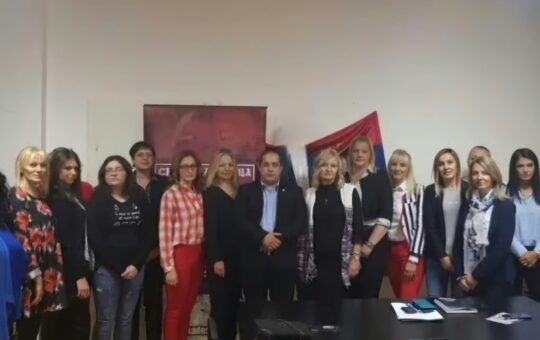 Српска десница жене