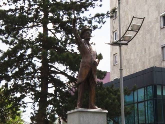 никола тесла статуа