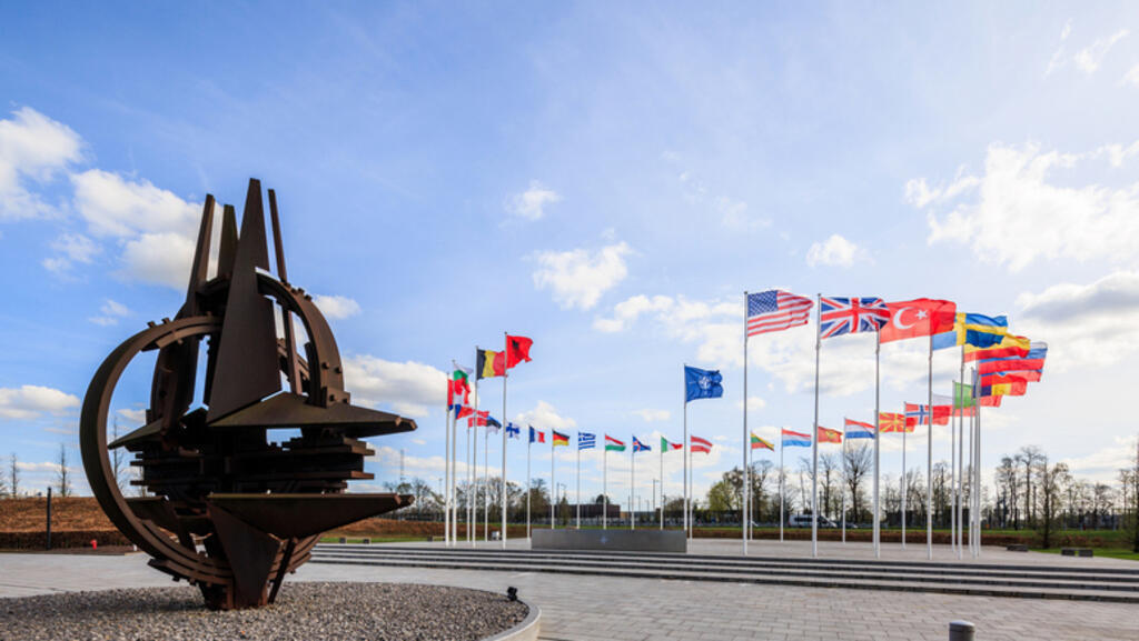 32-flags-monument-rdax-775x440s