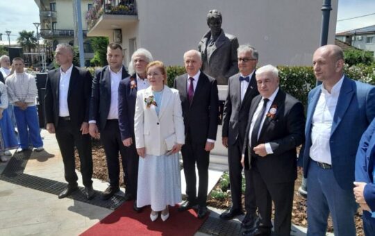 Споменик Јесењину у Зети