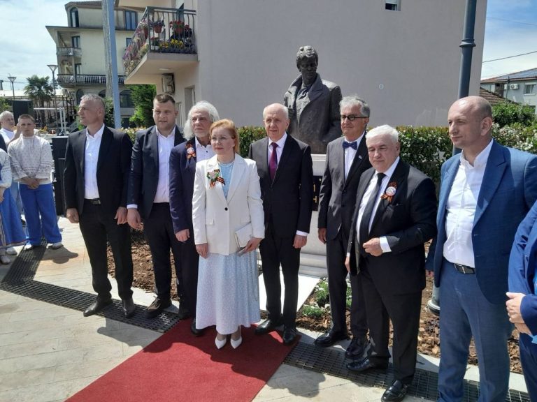 Споменик Јесењину у Зети