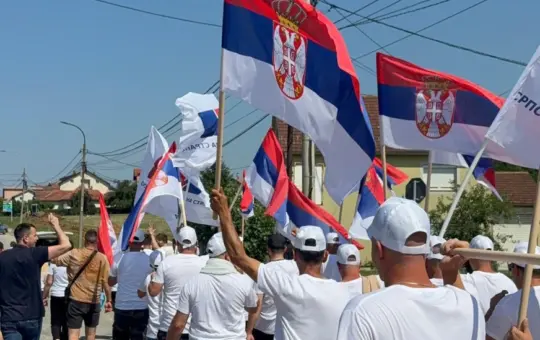 грађани пешаче на митинг