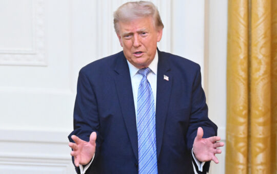 ТРАМП ГАСИ CNN?! Амерички председник тражи укидање лиценци телевизијама које нису преносиле његов говор