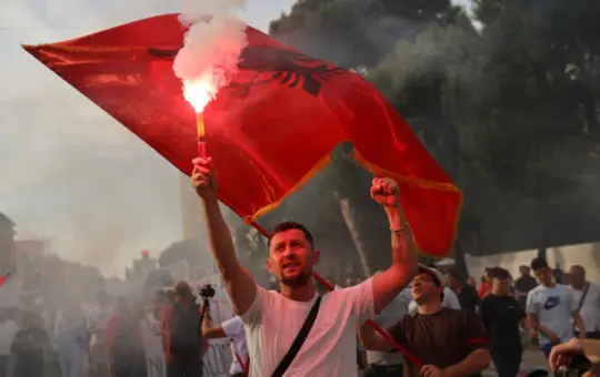 Општи хаос у Албанији; Оклопна возила испред парламента; Полиција гађа воденим топовима
