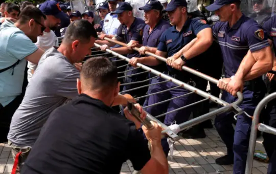 СУКОБИ У ТИРАНИ! Полиција употребила сузавац и водене топове, демонстранти гађали полицајце јајима и флашама
