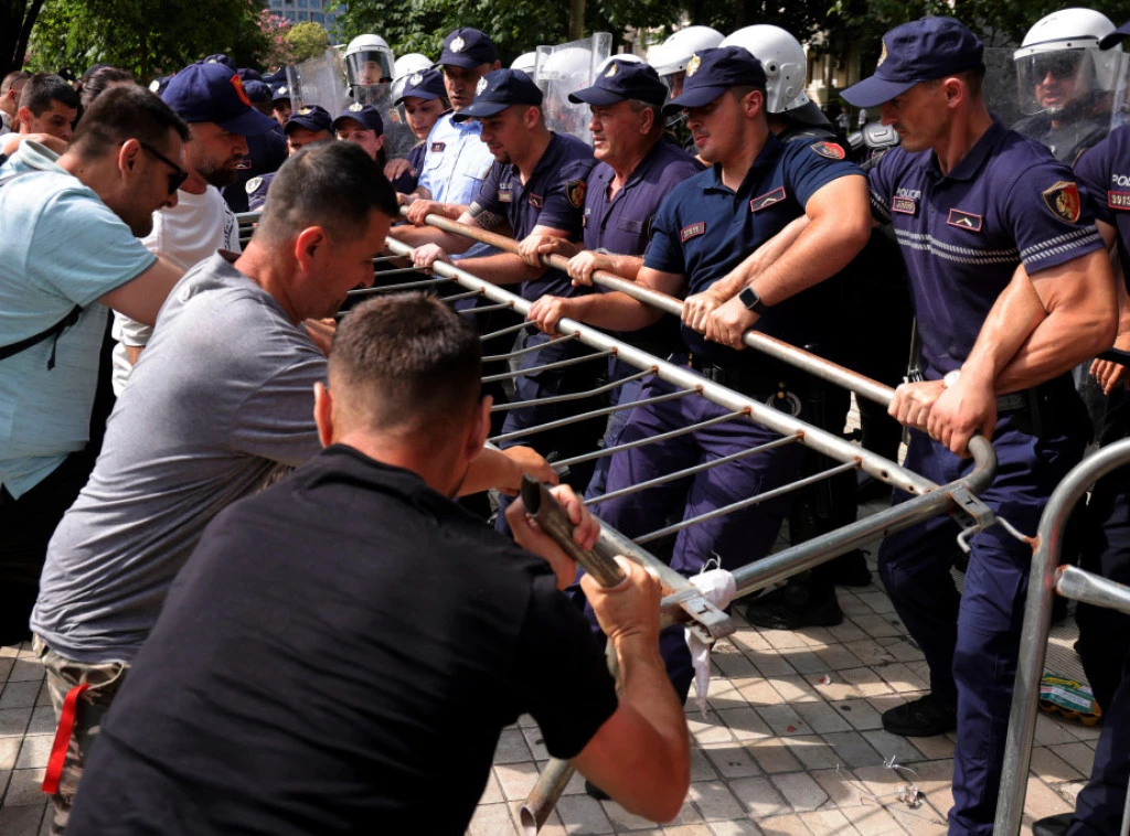 СУКОБИ У ТИРАНИ! Полиција употребила сузавац и водене топове, демонстранти гађали полицајце јајима и флашама