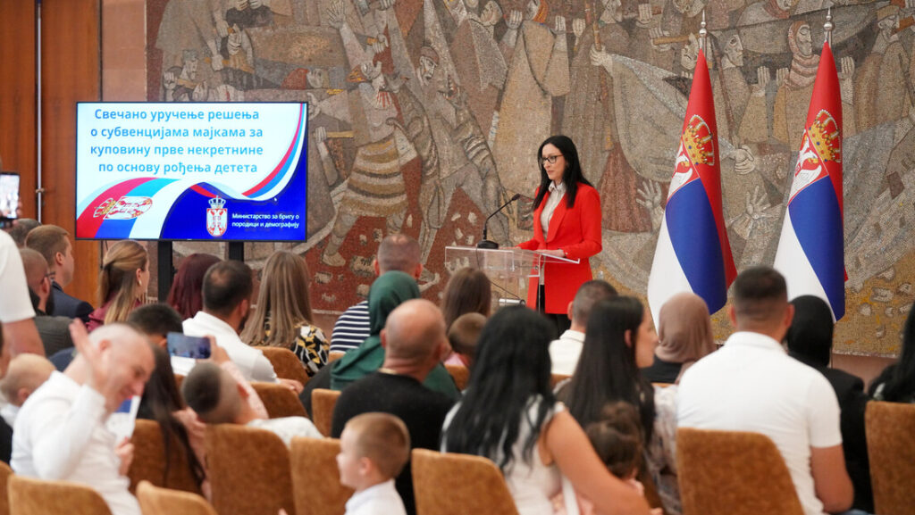 Уручено 55 субвенција мајкама за куповину прве некретнине по основу рођења детета