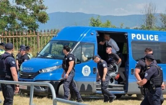 На Газиводама почело рушење мотела „Језеро“, на терену и припадници тзв. косовске полиције