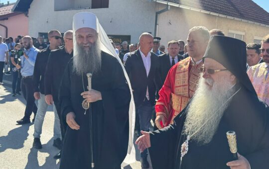Патријарх Порфирије у Братунцу: Не смемо заборавити невине жртве, али ни изгубити веру, љубав и истину