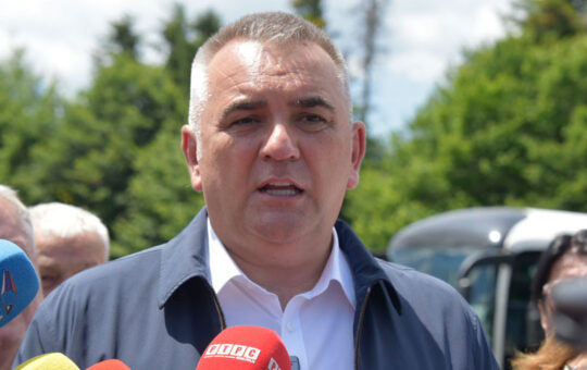 Минић: Како је могуће да убица српског дечака слободно шета Илиџом