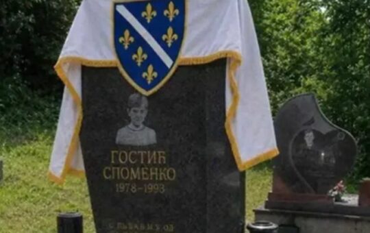 оскрнављен споменик Споменку Гостићу