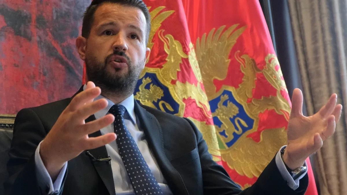 Нови нож у леђа Србији из Подгорице: Усред Скупштине отворили изложбу о Сребреници! Политичка кампања против српског народа прелази све границе