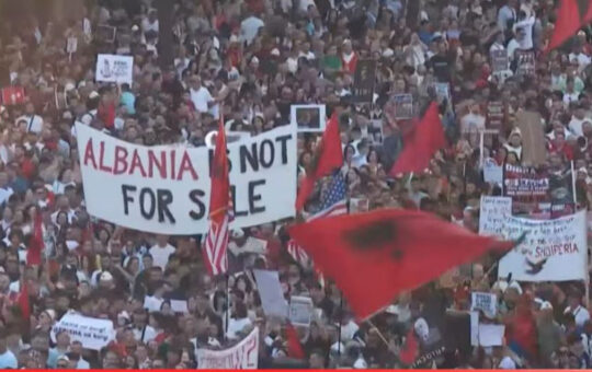 Тирана протести