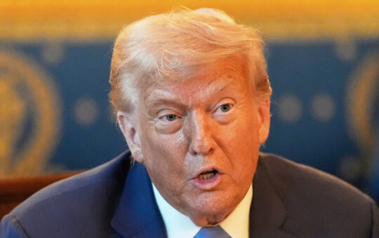 Трамп криви Канаду за дим: „Трошкове загађења додаћемо на царине“