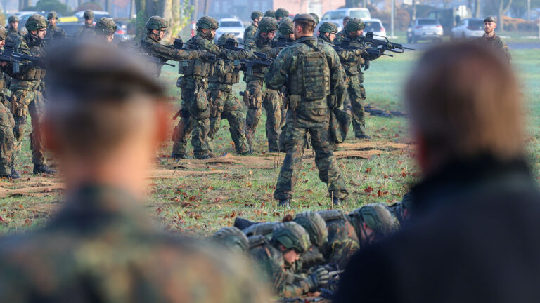 Minister of Defense visits Homeland Security Regiment 2