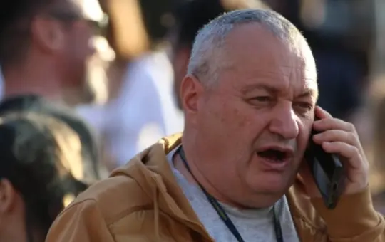 БЛОКАДЕР УДАРИО НА МИЛИВОЈЕВИЋА: „Хоћете ли да шишате на ћелаво и нас који памтимо ваше пљачкашке приватизације?!“