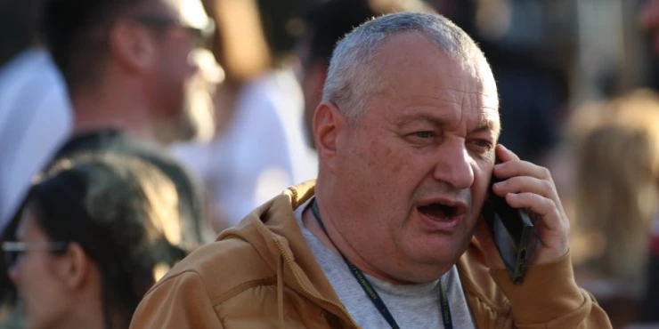БЛОКАДЕР УДАРИО НА МИЛИВОЈЕВИЋА: „Хоћете ли да шишате на ћелаво и нас који памтимо ваше пљачкашке приватизације?!“